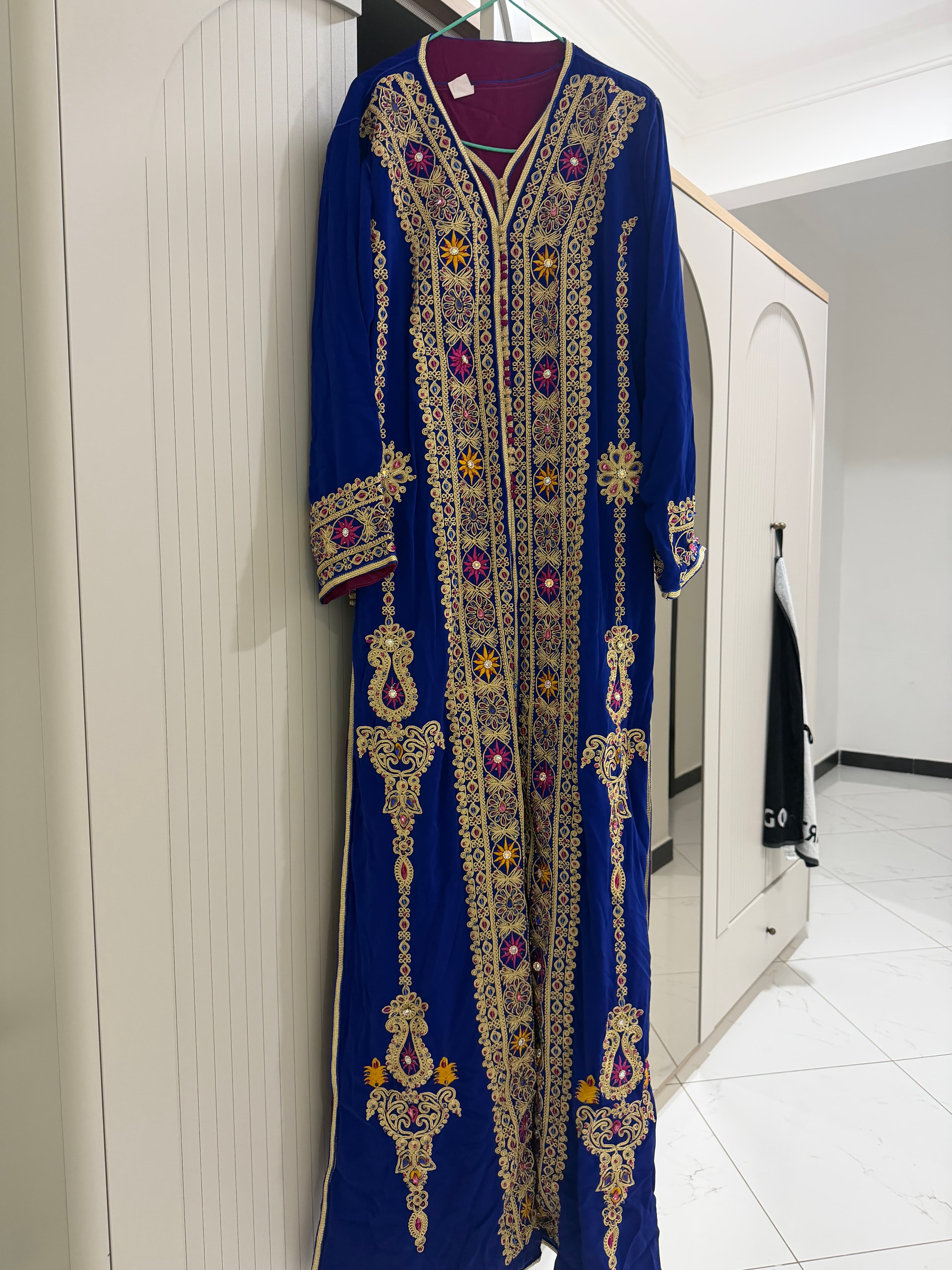 Magnifique caftan marocain bleu, porté une fois
