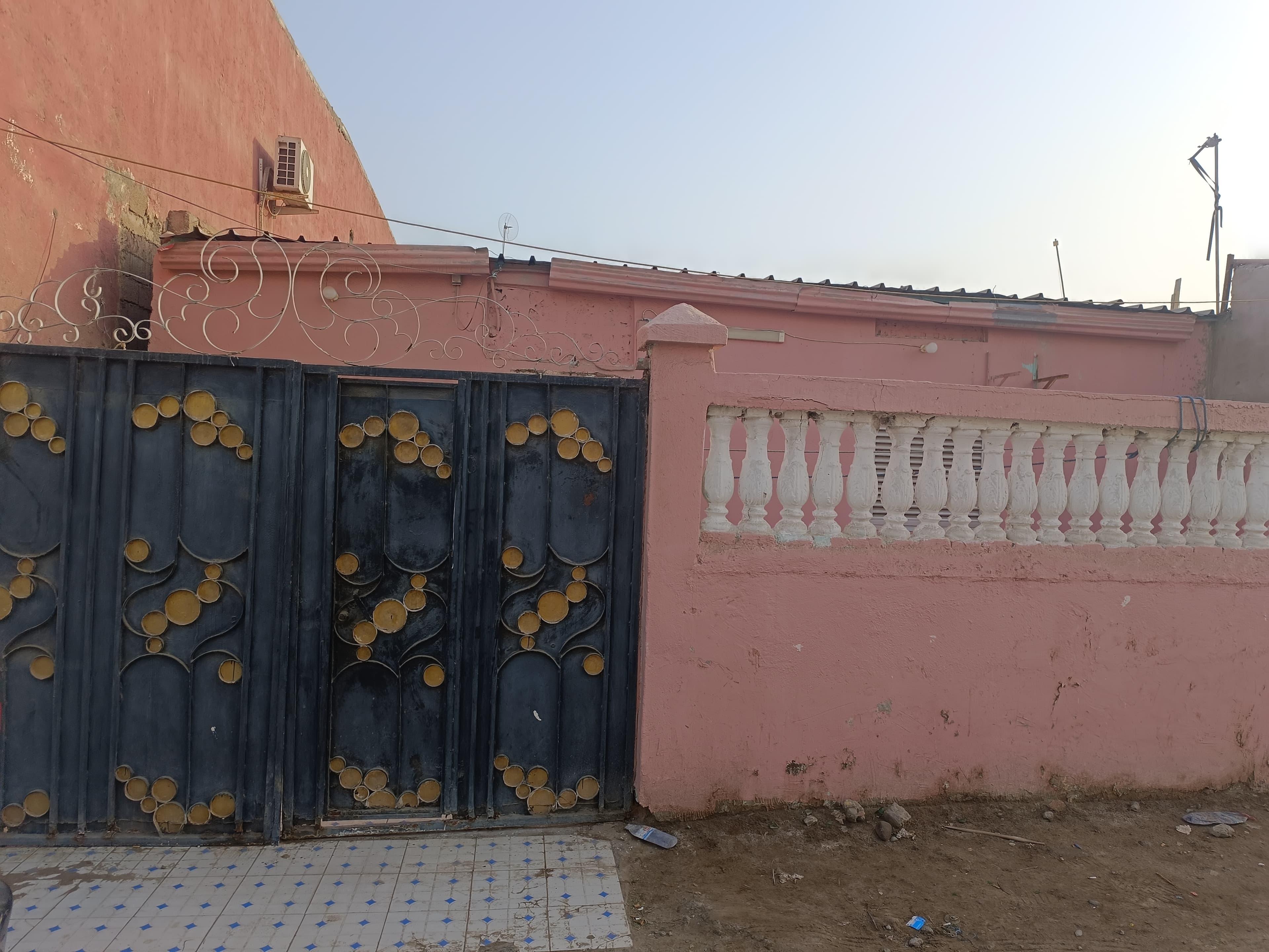 Maison F5 à vendre à cité Saoudi, avec deux cours