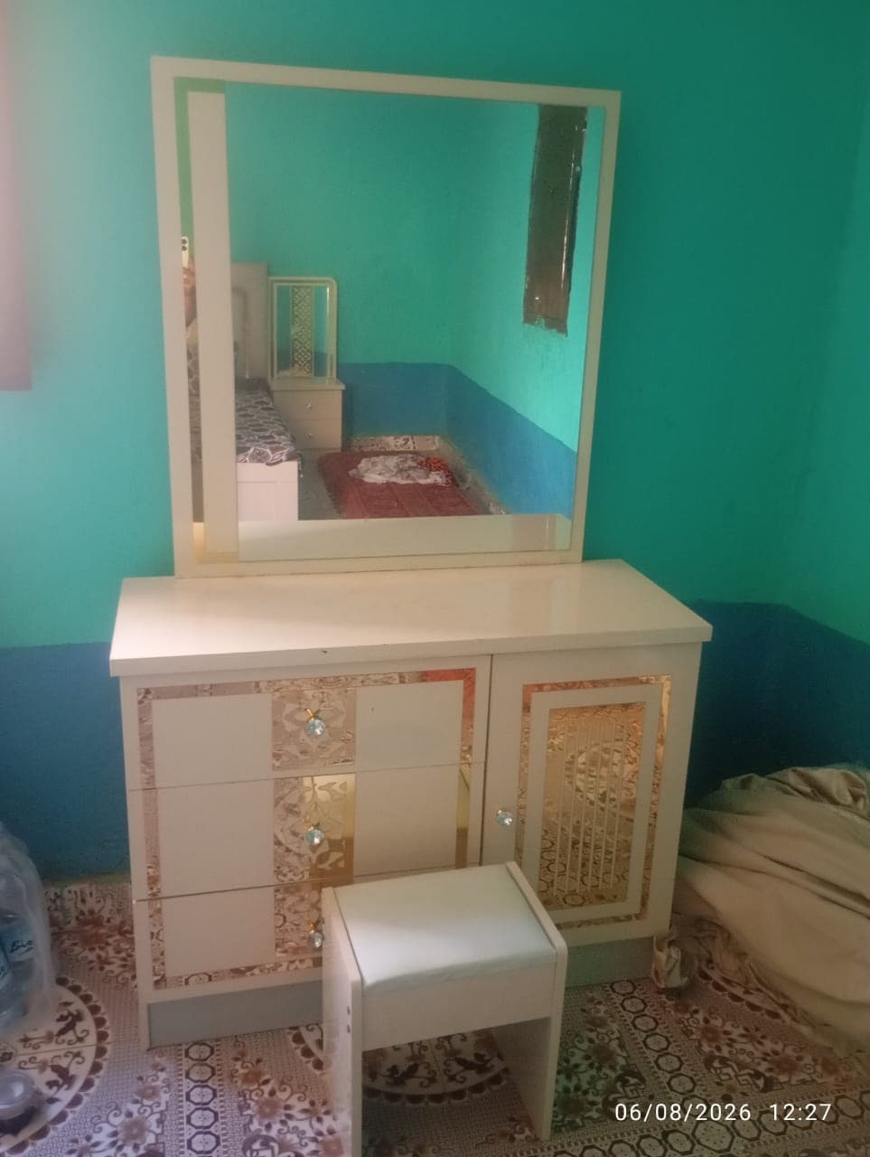 Grande armoire 6 portes avec miroirs, lit double et table de chevet