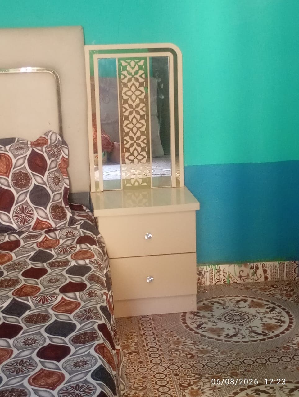 Grande armoire 6 portes avec miroirs, lit double et table de chevet