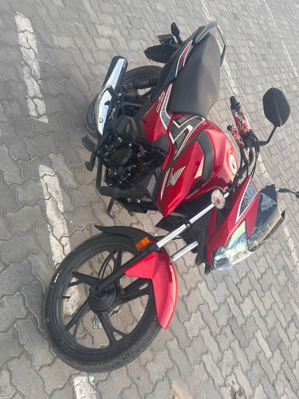 Moto Honda XP125 rouge en très bon état à vendre