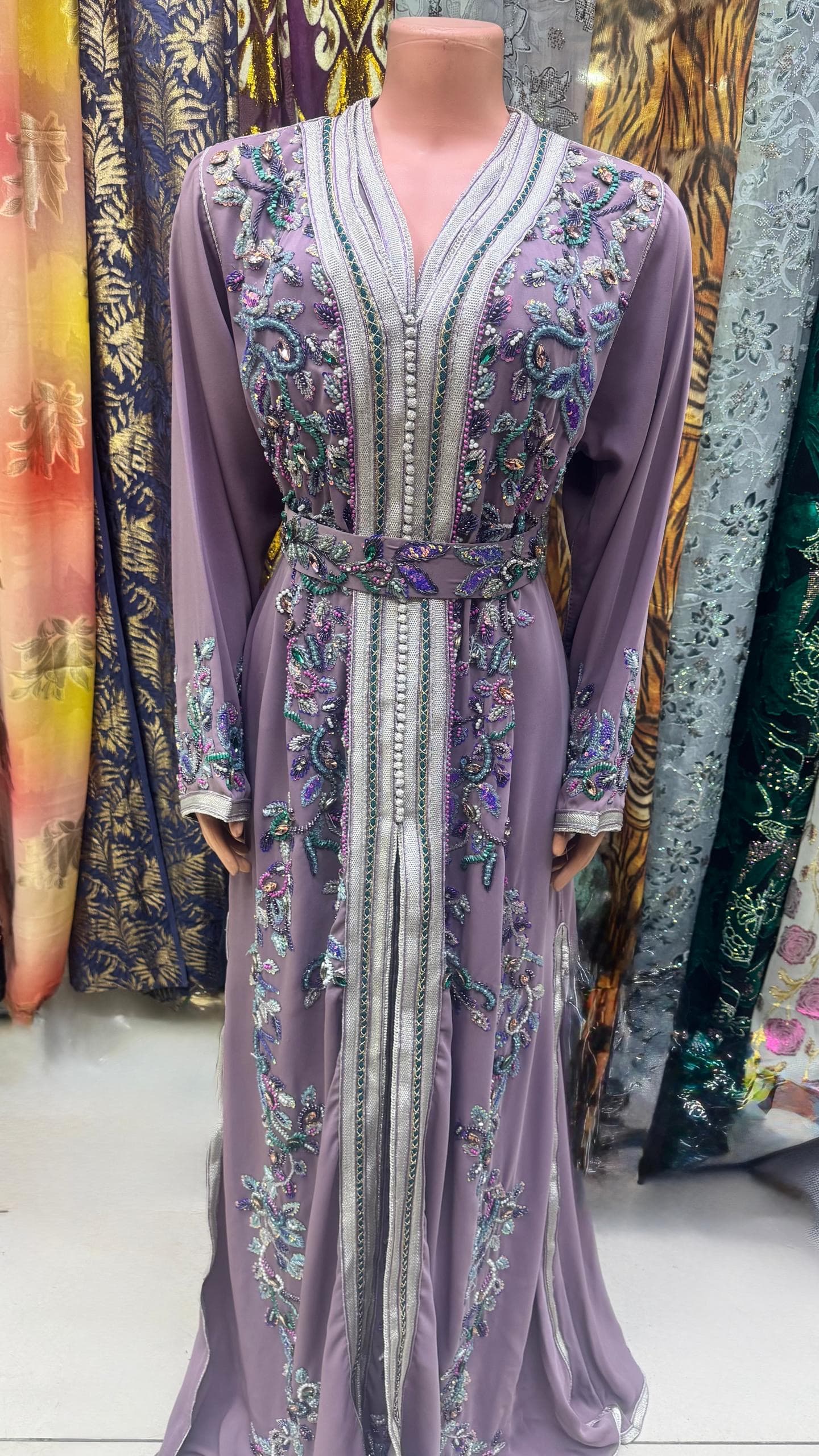 Superbe caftan marocain mauve brodé à la main