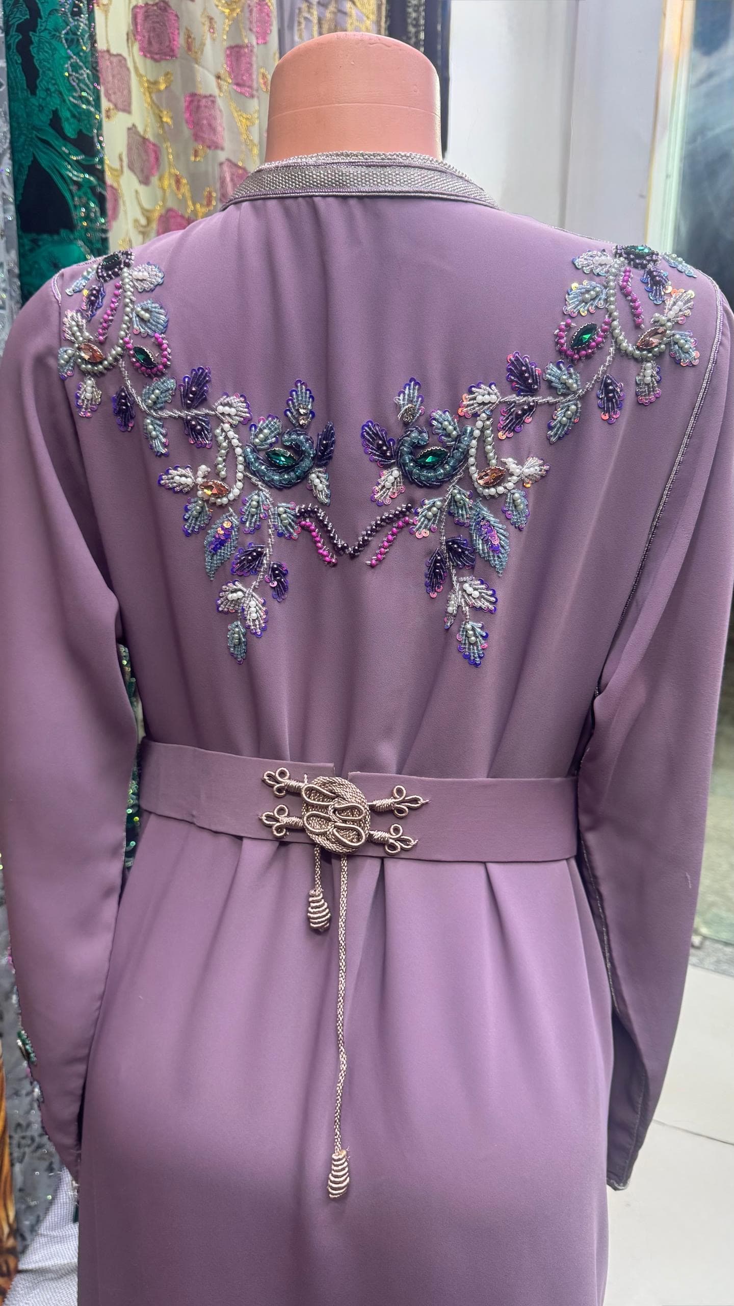 Superbe caftan marocain mauve brodé à la main