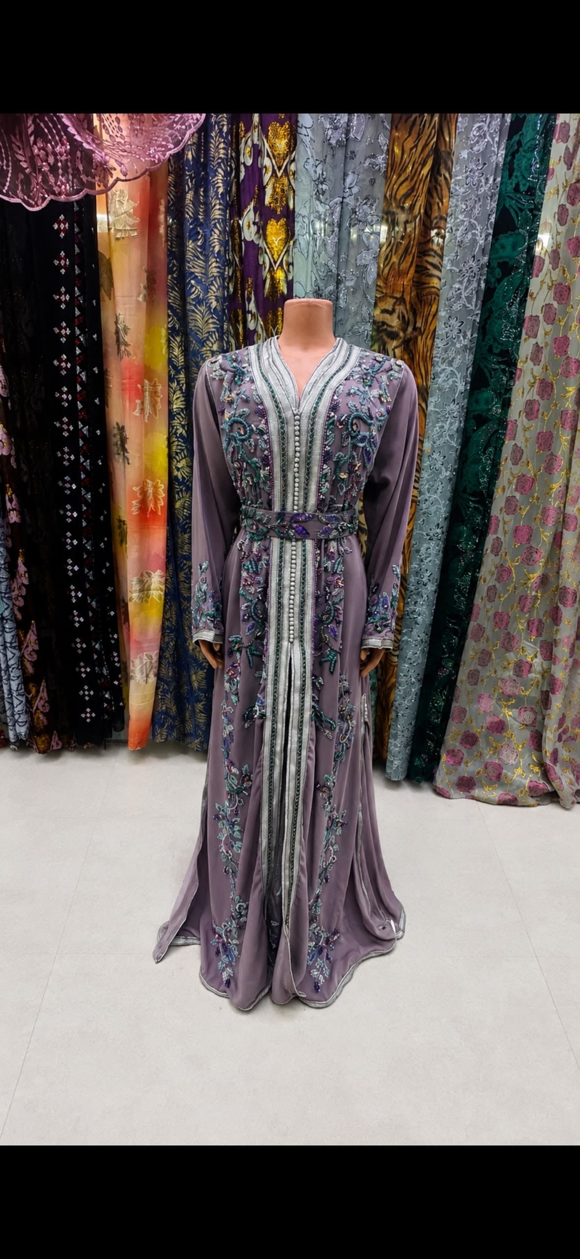 Superbe caftan marocain mauve brodé à la main