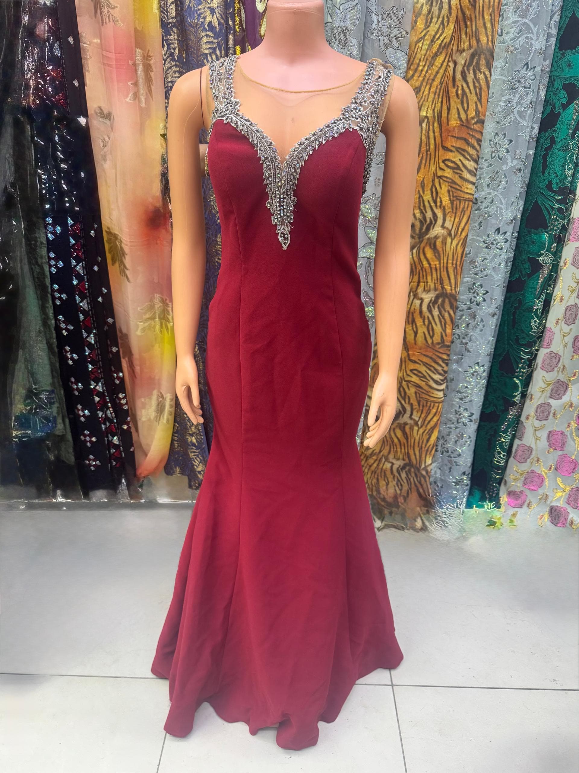 Robe de soirée bordeaux sirène, ornée de strass