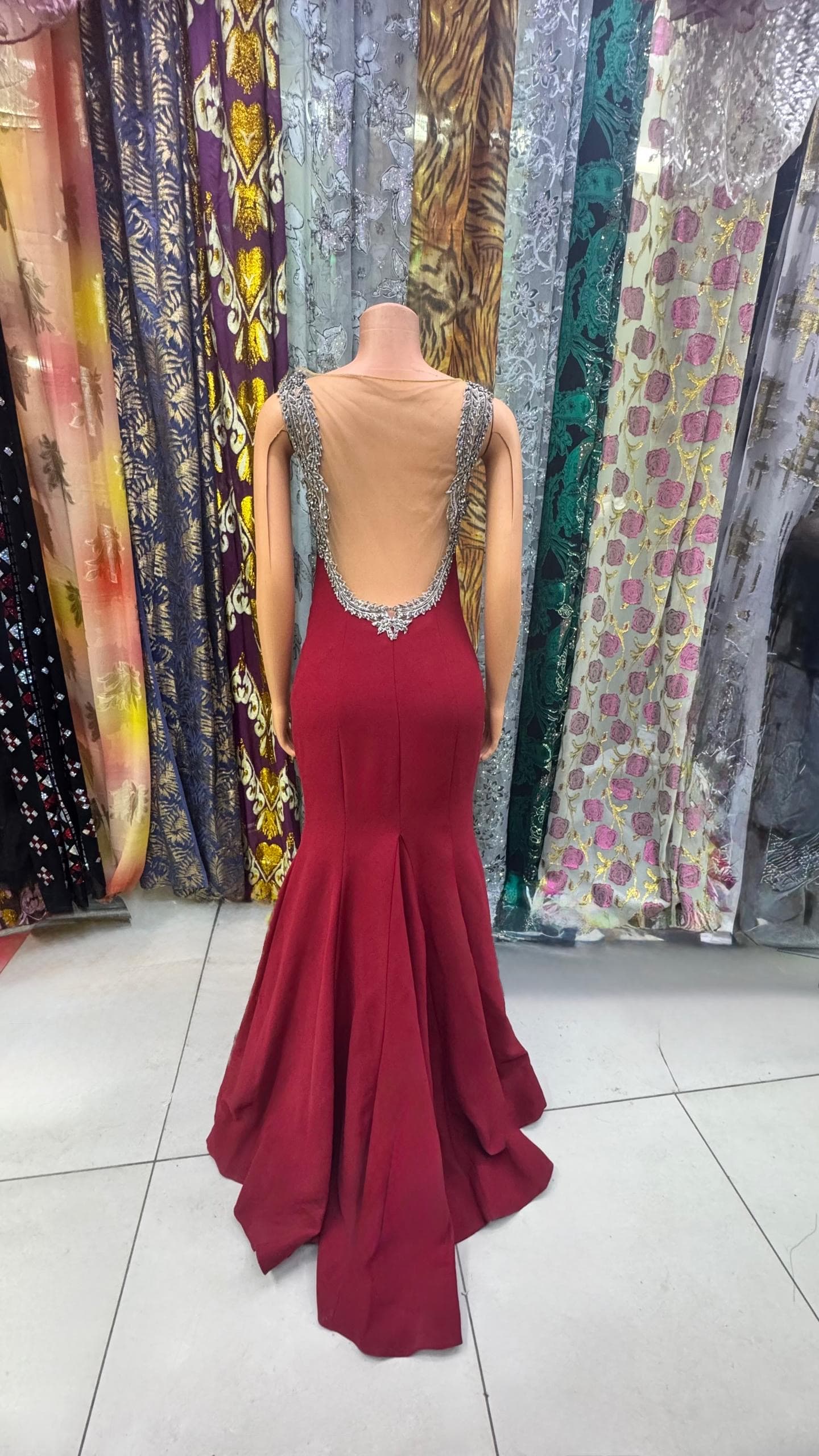 Robe de soirée bordeaux sirène, ornée de strass