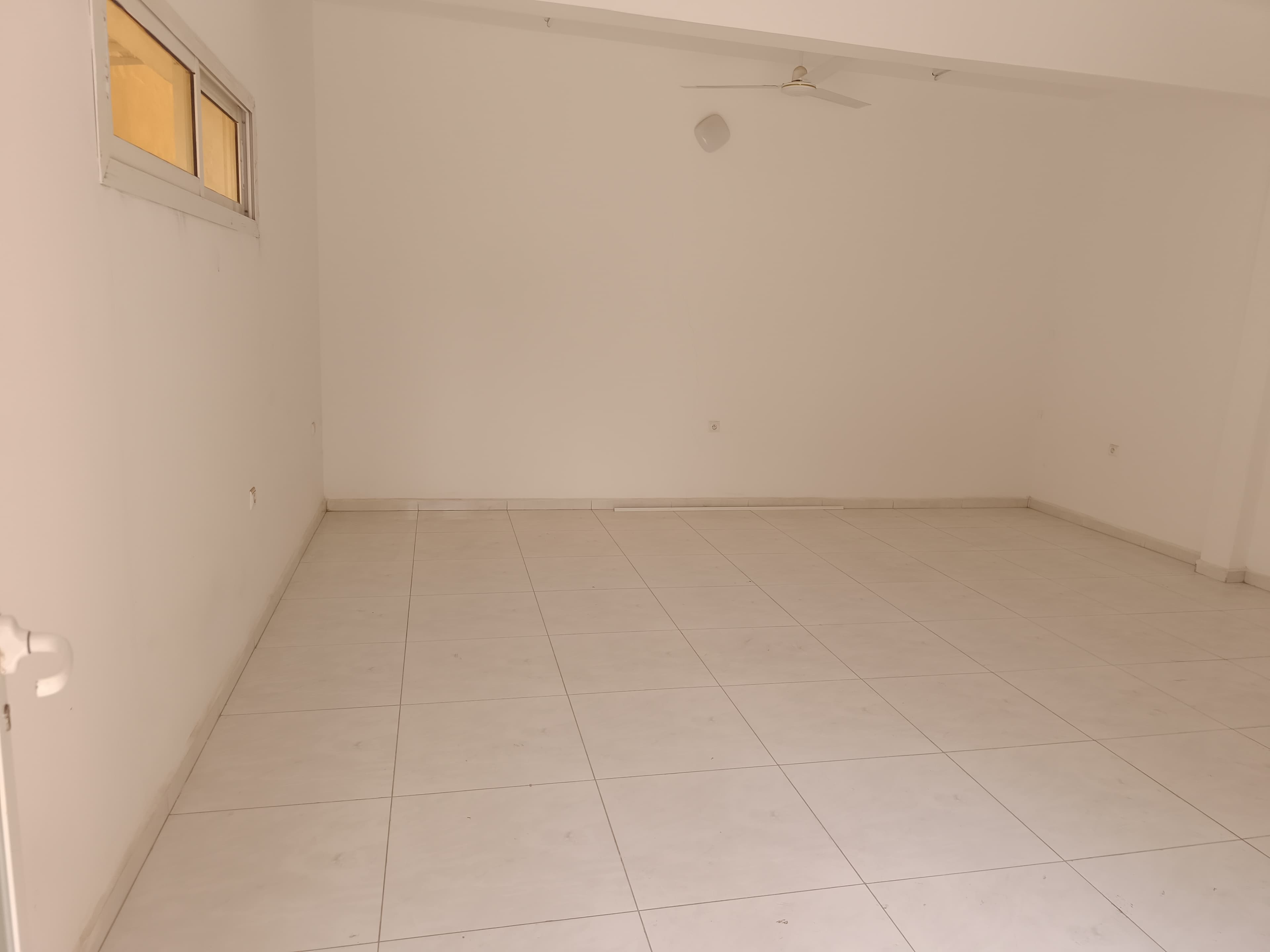 Locaux commerciaux 32m² à louer à Wadajir, sécurisés